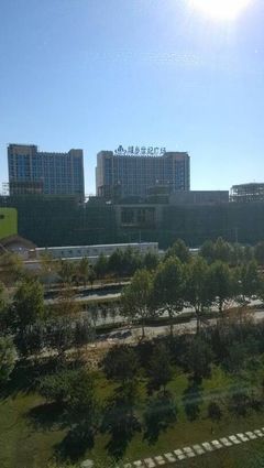 現(xiàn)征集購(gòu)物中心八字標(biāo)語(yǔ)&hellip; 北京城鄉(xiāng)世紀(jì)廣場(chǎng),北京城鄉(xiāng)貿(mào)易中心股份子公司.